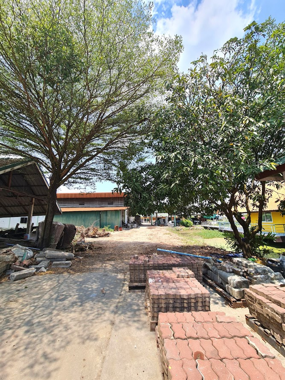 For SaleLandNakhon Pathom : Land for sale in Nakhon Pathom, Sam Phran District, with buildings, total area 6-3-79 rai, near Phetkasem Road.