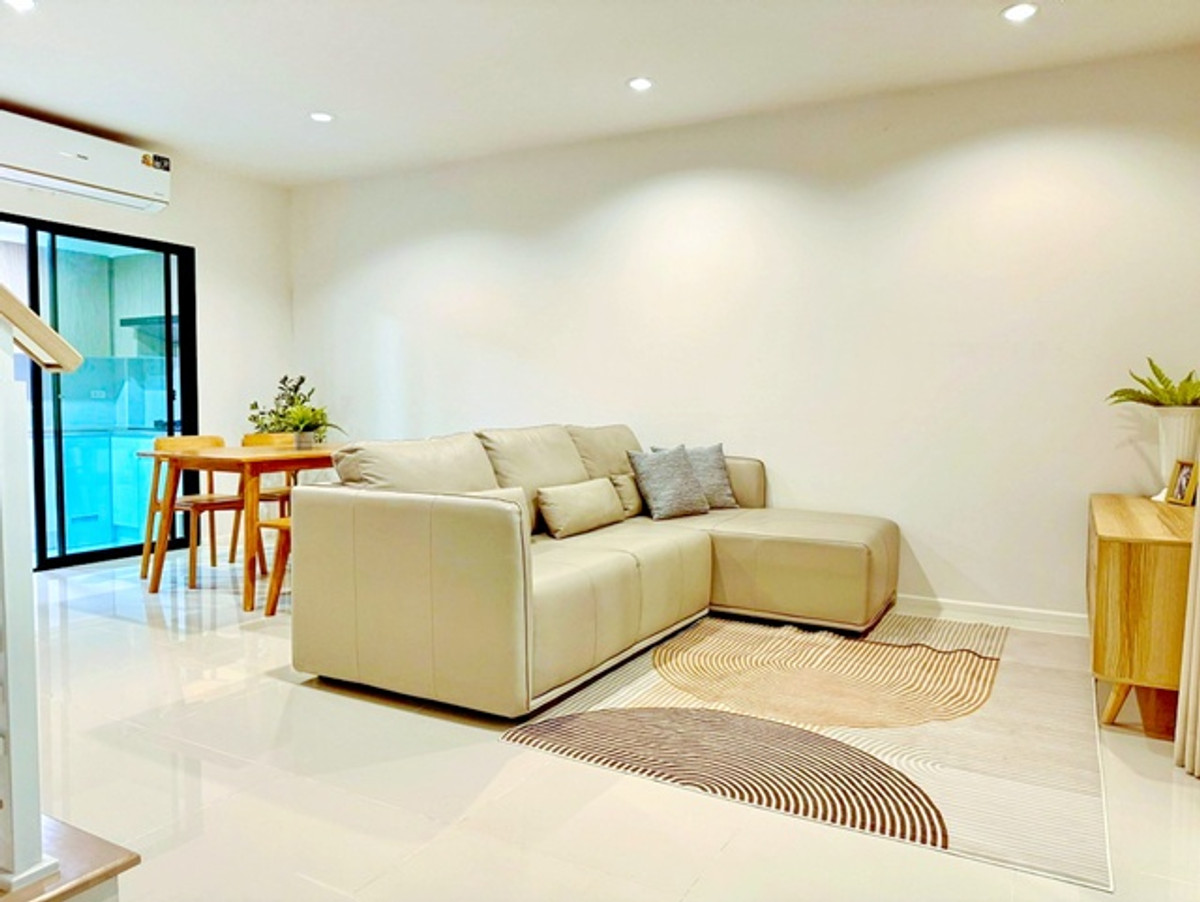 For RentTownhomeLadkrabang, Suwannaphum Airport : The Royal Golf clubhouse Parking for 2-3 cars. Townhome 5.5 meters wide. 3-4bed 4 bath near ARL LatK