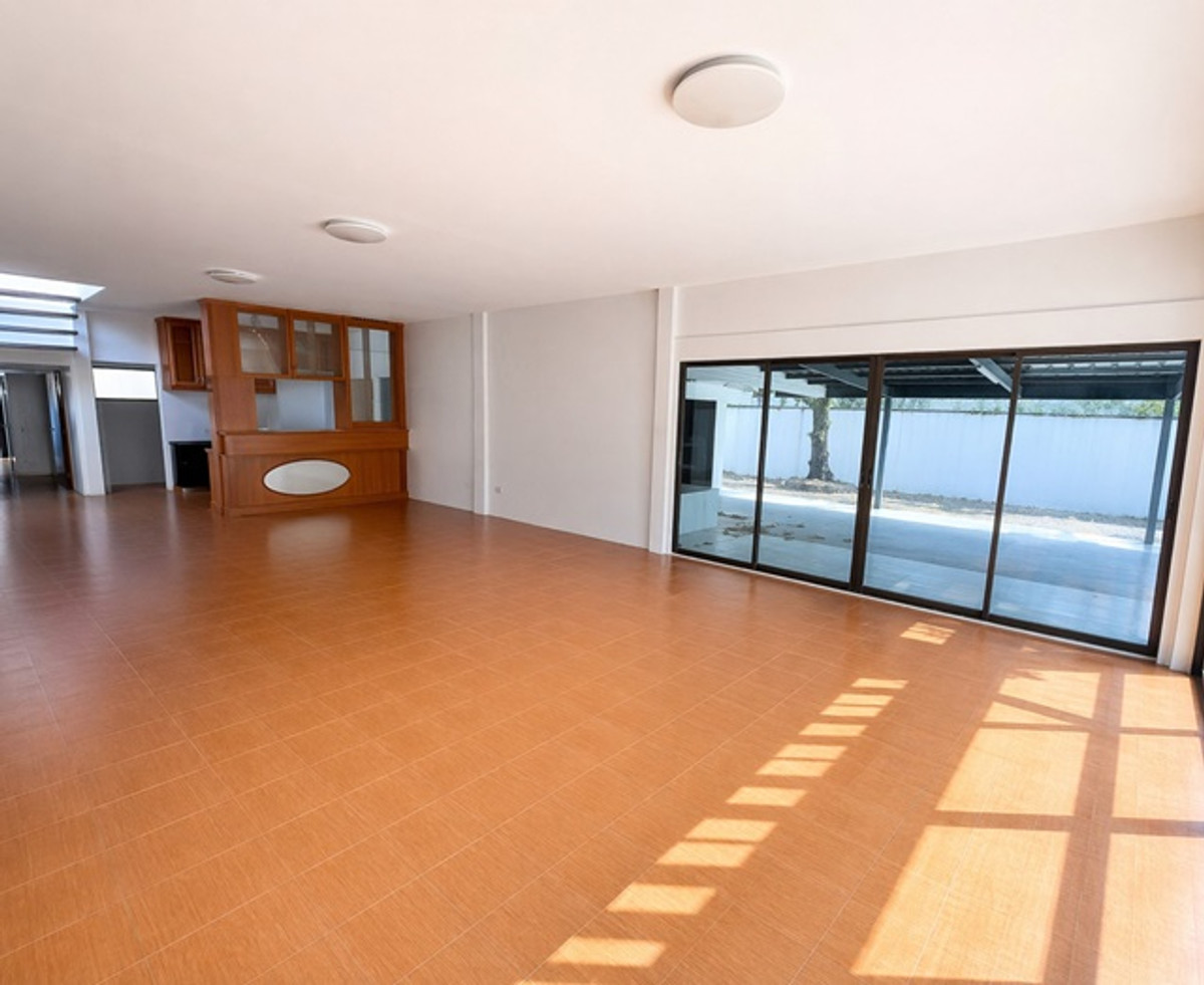 For RentHouseRatchadapisek, Huaikwang, Suttisan : MRT Sutthisan 900m. Central Rama9 5beds 5Parking 4baths near MRT Ratchadaphisek 400m two storey