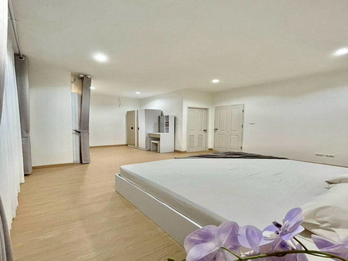 For SaleTownhomeSriracha Laem Chabang Ban Bueng : Townhome for sale in Sriracha, near Central and Robinson Department Stores. 3 bedrooms, The Central 2. Ready to move in.