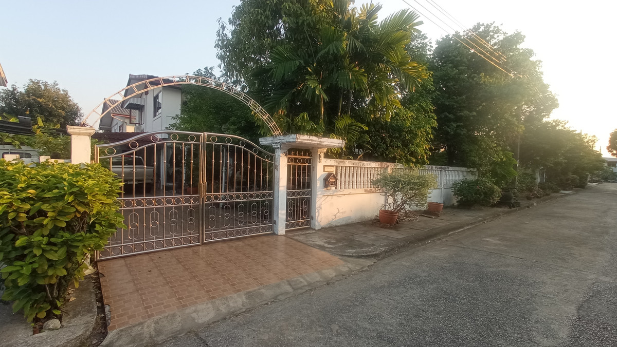 For SaleHouseSeri Thai, Ramkhamhaeng Nida : Single house, 95 square meters, owner selling it himself. Near 3 electric train lines, orange, yellow, pink.