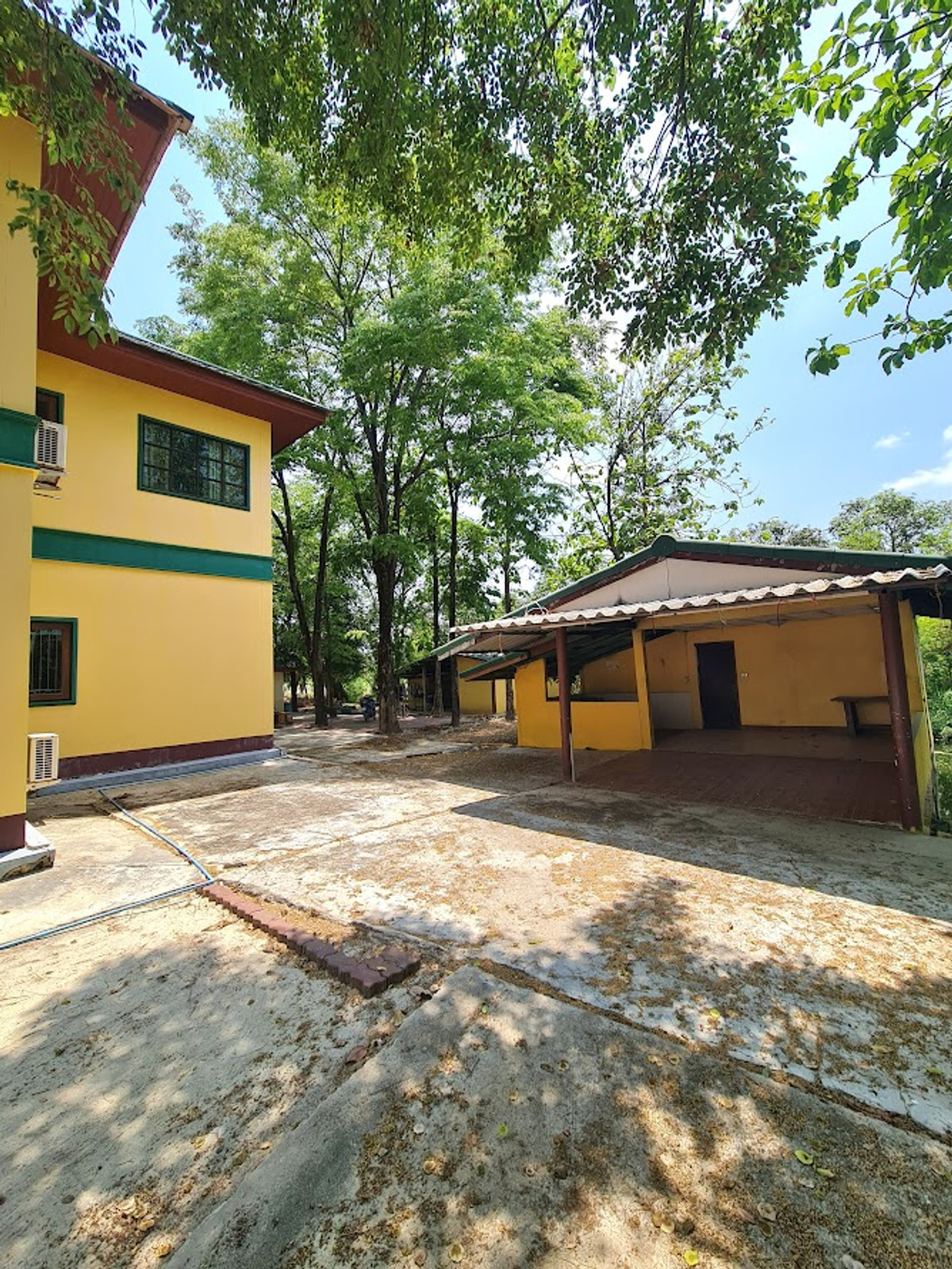 For SaleLandNakhon Pathom : Land for sale in Nakhon Pathom, Sam Phran District, with buildings, total area 6-3-79 rai, near Phetkasem Road.