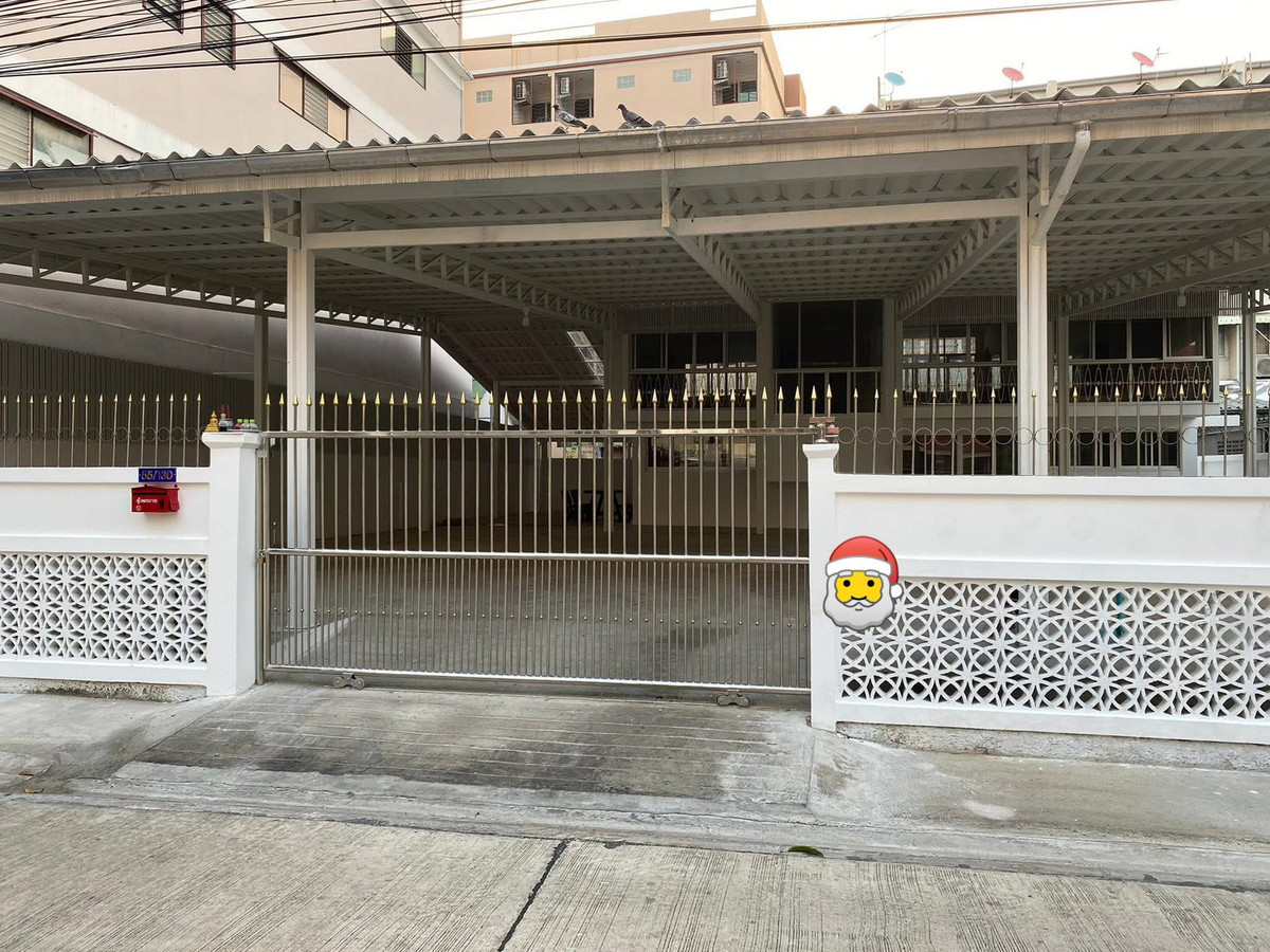 For RentHouseLadprao, Central Ladprao : 🏡✨ 2-story wooden house, newly renovated, location at Lat Phrao 29, 2 bedrooms, 3 bathrooms, fully furnished, close to MRT, only 200 meters! ✨📅 Ready to move in, can make an appointment to view anytime 💸 Rent 60,000 baht/month