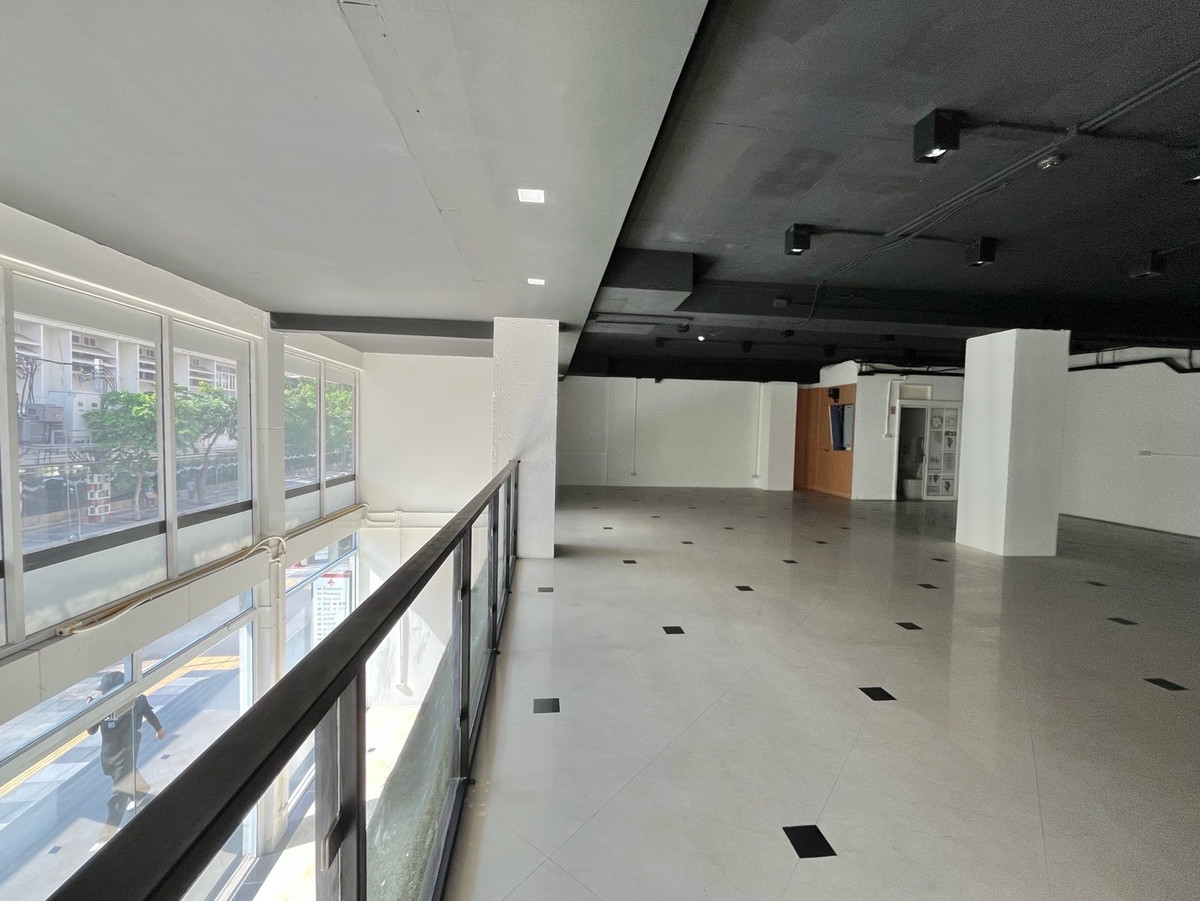 For RentRetail SpaceWitthayu, Chidlom, Langsuan, Ploenchit : Business space, size 311 sq m., G floor + mezzanine, next to the road, good location, near BTS Chidlom, Lang Suan, Witthayu, embassy and Lumpini Park, Ratchadamri ((has parking))