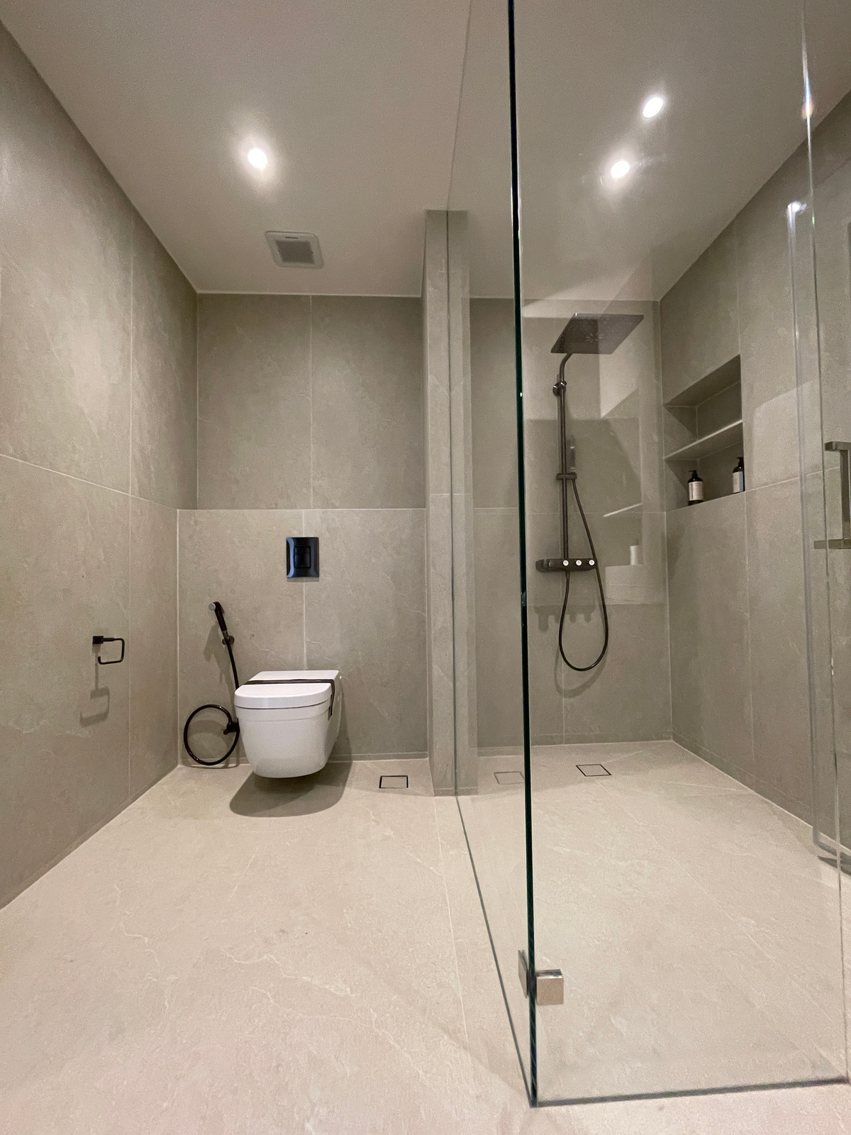 ขายบ้านเลียบทางด่วนรามอินทรา : "หนึ่งเดียวบนเลียบด่วน! Cira Residences บ้านเดี่ยว Ultra-Luxury 3.5 ชั้น พื้นที่ 845 ตร.ม. พร้อมสระว่ายน้ำส่วนตัว | ใกล้ทองหล่อ-พระราม 9 เพียงไม่กี่นาที (สังคมส่วนตัวเพียง 9 ยูนิต)"