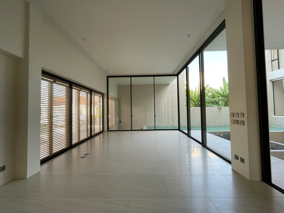 ขายบ้านเลียบทางด่วนรามอินทรา : 🔥 EXCLUSIVE PROMOTION 🔥โอกาสสุดท้ายในการครอบครองในราคาพิเศษที่สุด [ขาย] 💎 Ultra Luxury Show Unit | ELIVA Ekkamai - Eastville 💎 บ้านเดี่ยวหรู 3 ชั้น ดีไซน์ Mid-Century Modern — ความเป็นส่วนตัวสูงสุดเพียง 4 ยูนิตในโครงการ!