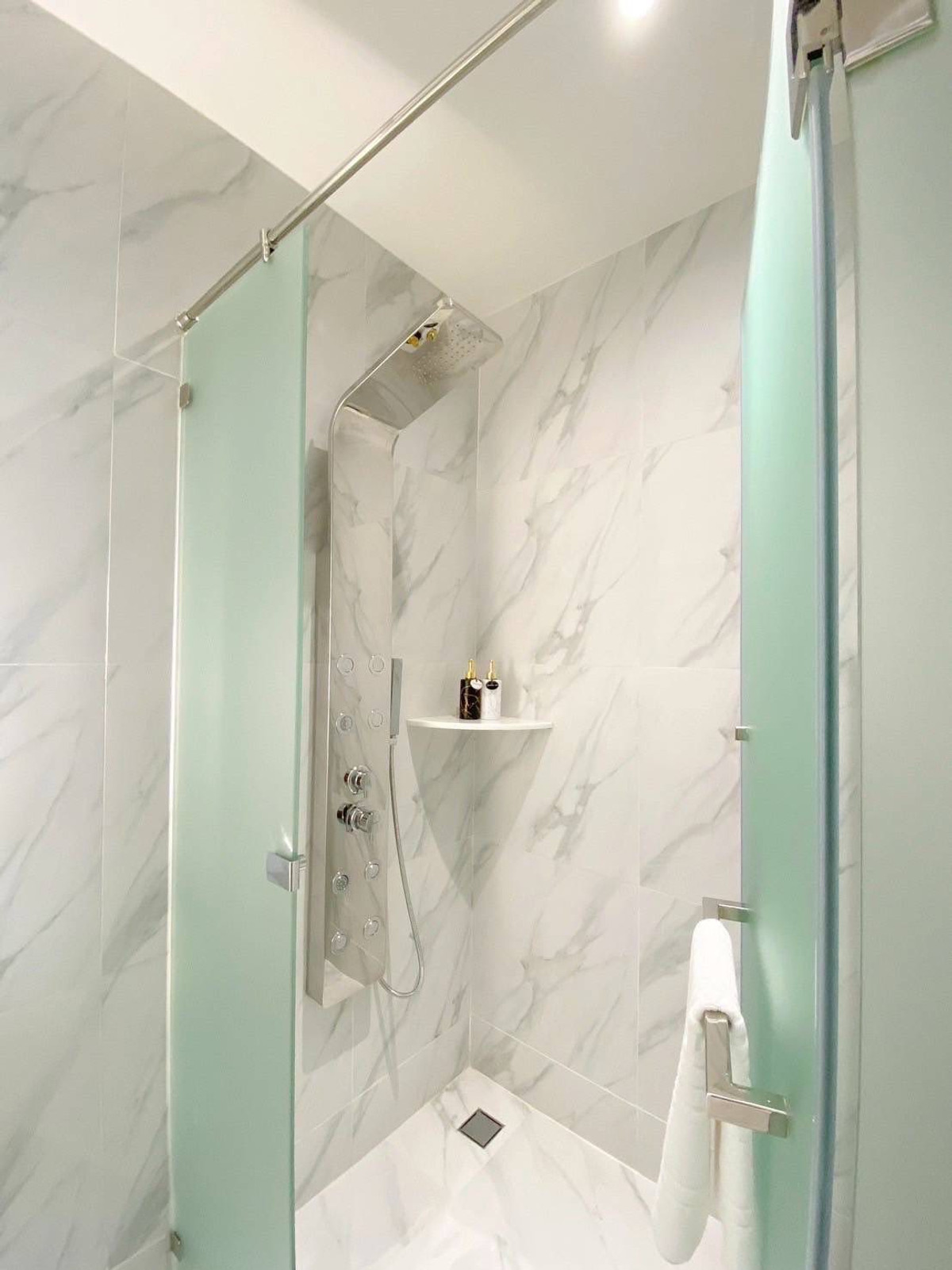 For RentPattaya, Bangsaen, Chonburi : For rent: Luxurious pool villa house, newly built, Huai Yai, Pattaya, suitable for living or doing business.