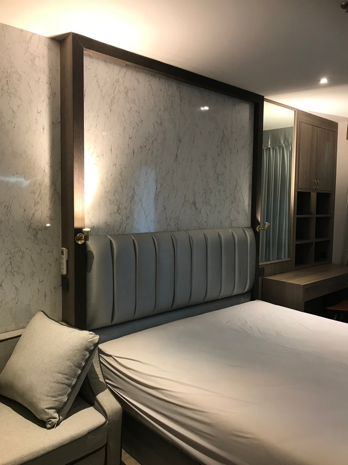 For RentCondoSukhumvit, Asoke, Thonglor : Urgent for rent! Rhythm Ekkamai, beauty studio Separate kitchen, good view, close to lifestyle areas.