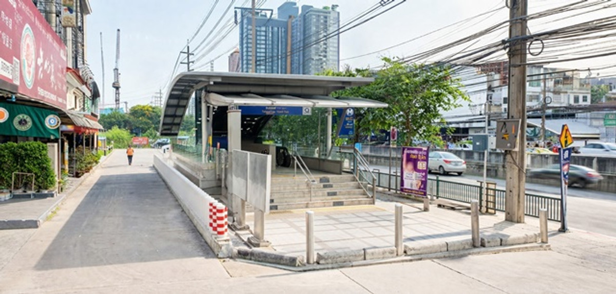 For RentShop HouseRatchadapisek, Huaikwang, Suttisan : 5-story commercial building for rent 2units in Inthamara MRT Sutthisan 490m.5Parking corner Huai Khw