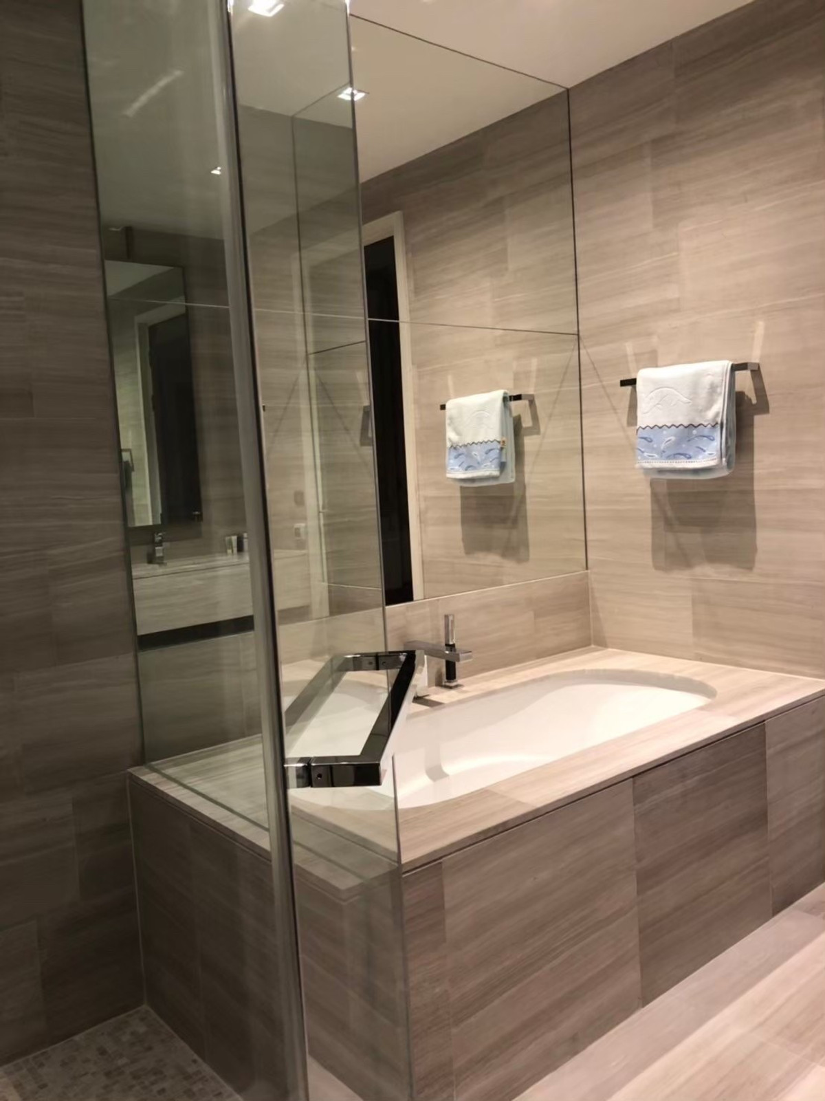 ให้เช่าคอนโดสุขุมวิท อโศก ทองหล่อ : (ปล่อยเช่า) The Diplomat 39 I 1 นอน 54 ตร.ม. ห้องตกแต่งครบ เฟอร์+เครื่องใช้ไฟฟ้าครบ   ㅡ  ใกล้ 🚆BTS พร้อมพงษ์