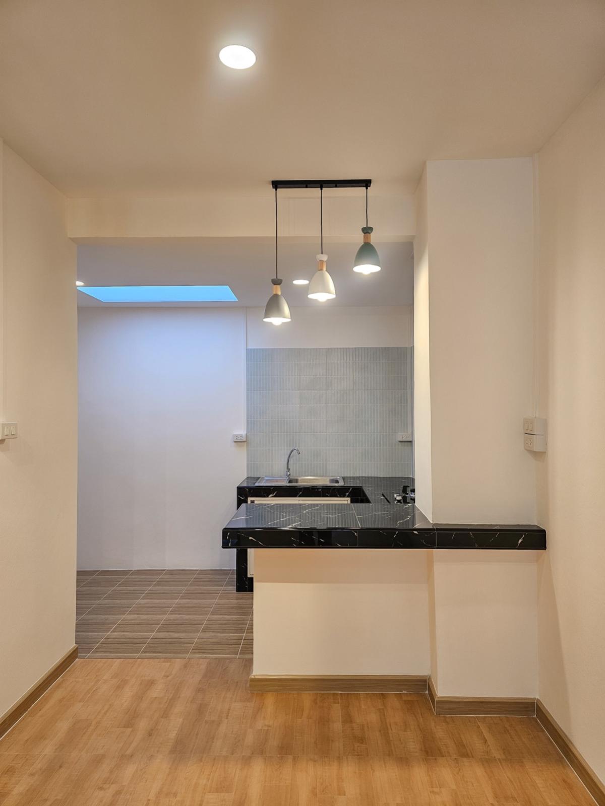 ขายทาวน์โฮมวิภาวดี ดอนเมือง หลักสี่ : ขายทาวน์เฮ้าส์/ทาวน์โฮม  บ้านอยู่เจริญเปรมประชา รีโนเวทใหม่ หลักหก เมืองปทุมธานี ปทุมธานี CX-141144