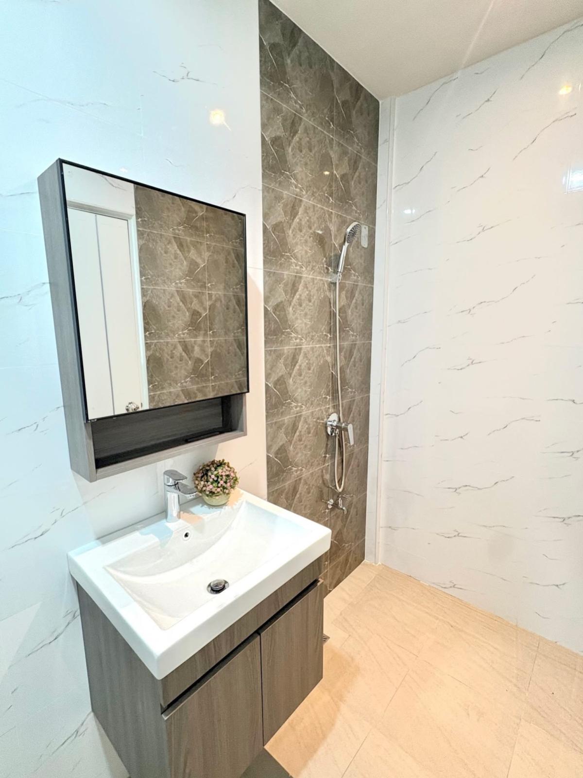 For SaleTownhomePathum Thani,Rangsit, Thammasat : For Sale Townhouse/Townhome  , Baan Fah Piyarom Ruean long , corner unit , newly renovated , BTS-Khu Khot , Khu Khot , Lam Luk Ka , Pathum Thani , CX-150143