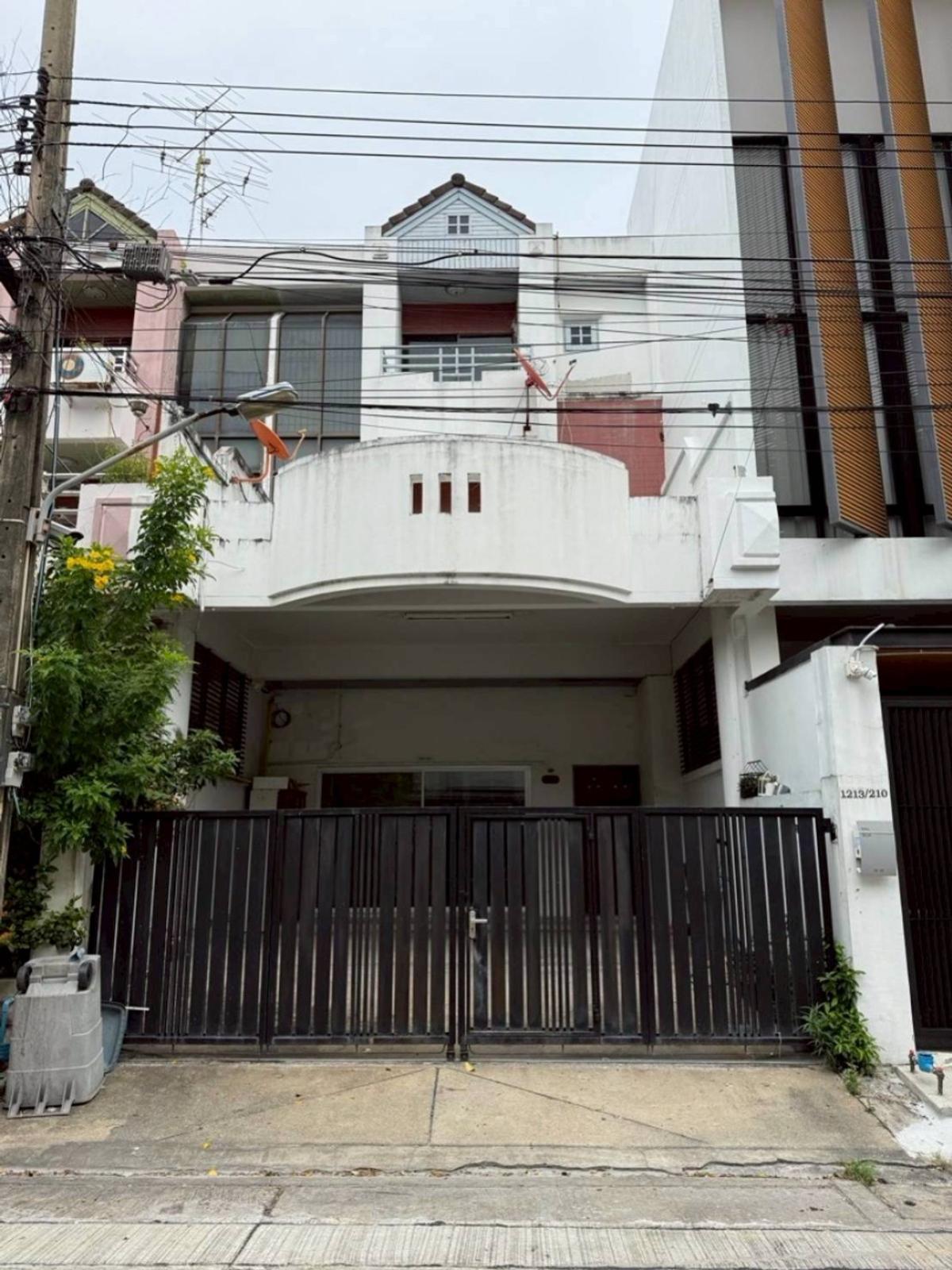 For SaleTownhomeYothinpattana,CDC : For Sale Townhouse/Townhome  , Sriwara Town in Town , Phlapphla , Wang Thong Lang , Bangkok , CX-150121