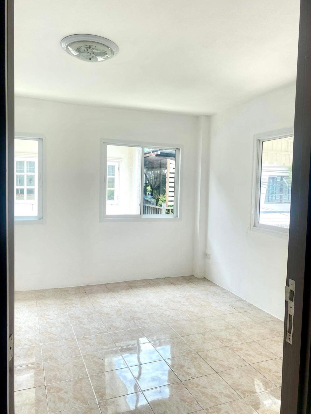 ขายทาวน์โฮมโชคชัย4 ลาดพร้าว71 : ขายทาวน์โฮม 3 ชั้น โชคชัย 4 ซอย 72 ห้องมุม ลาดพร้าว เขต ลาดพร้าว กรุงเทพ CX-150115