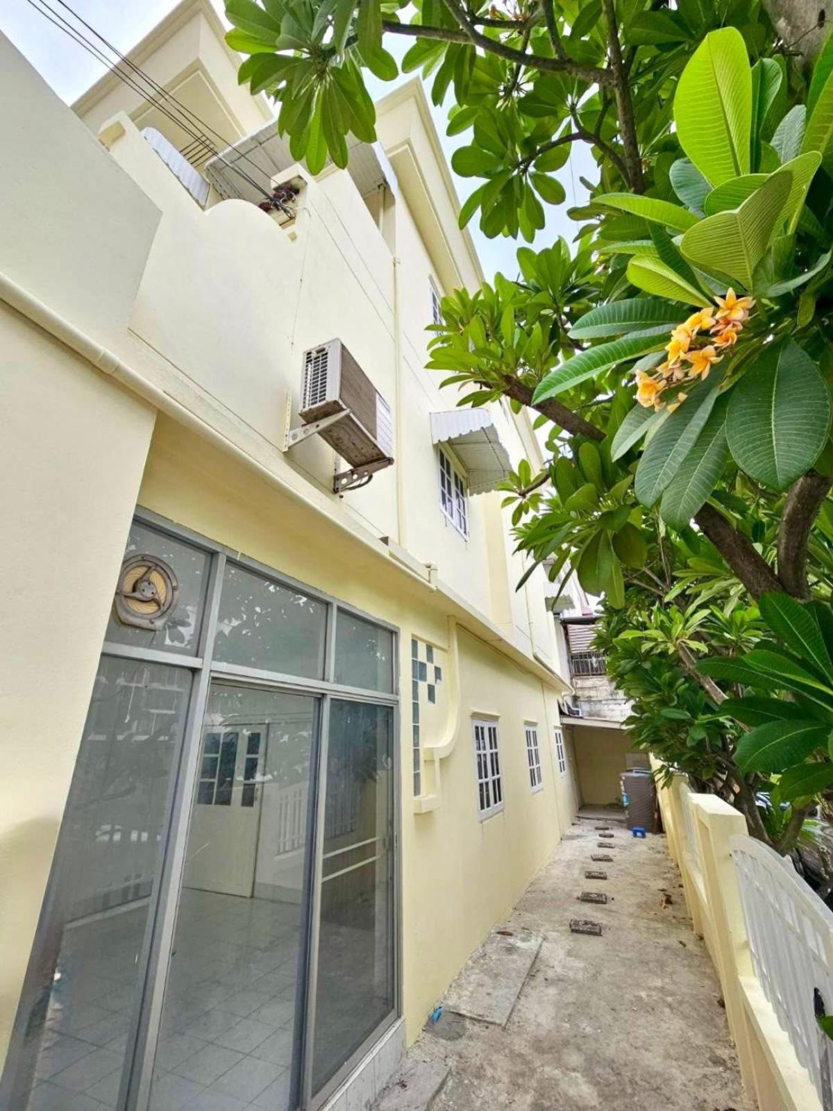 ขายทาวน์โฮมโชคชัย4 ลาดพร้าว71 : ขายทาวน์โฮม 3 ชั้น โชคชัย 4 ซอย 72 ห้องมุม ลาดพร้าว เขต ลาดพร้าว กรุงเทพ CX-150115