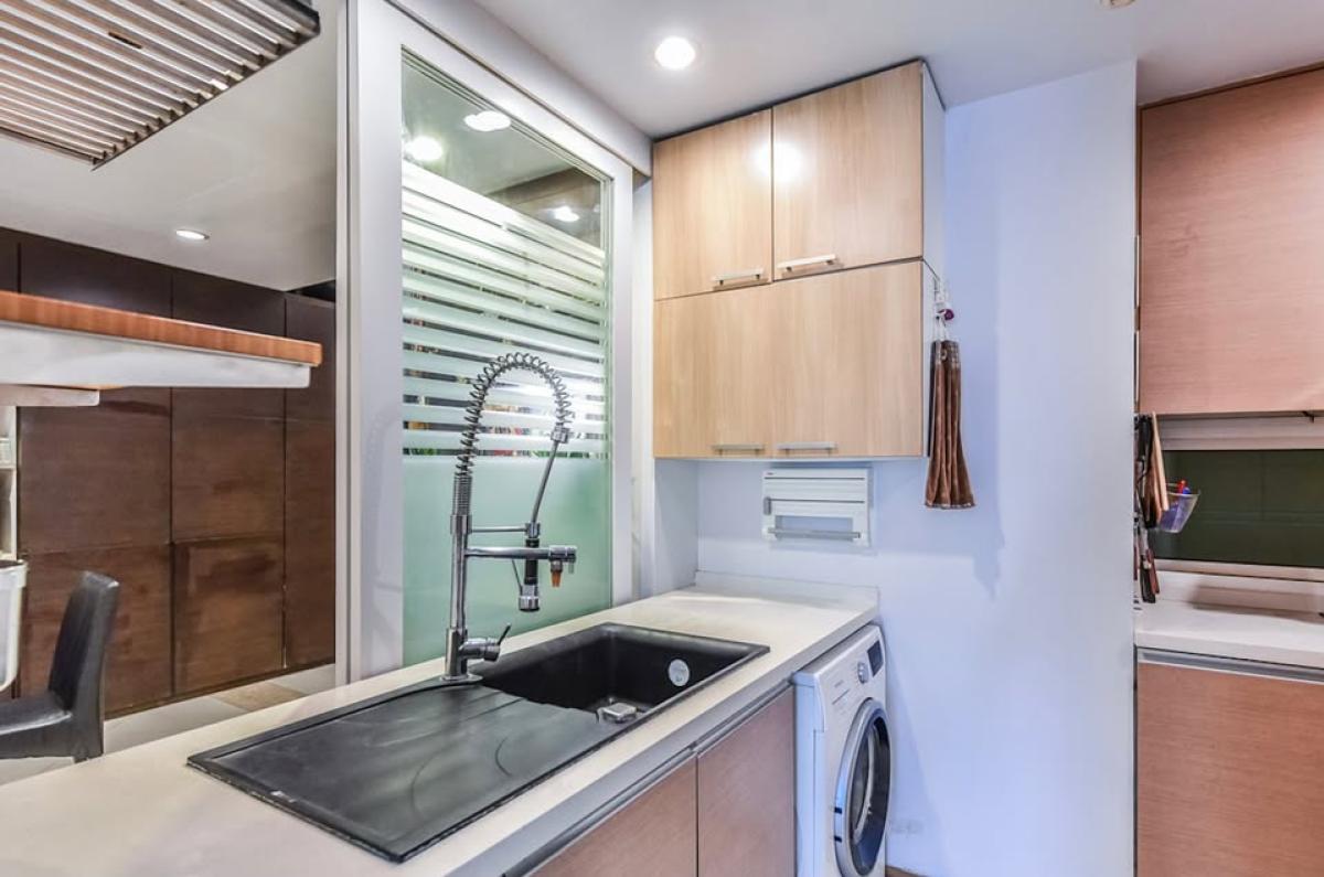 ให้เช่าคอนโดสาทร นราธิวาส : 03/04/2026, วิวใจกลางเมือง! 2 ห้องนอน The Empire Place ใกล้ BTS ช่องนนทรี 
เช่าเพียง 45,000 บาท/เดือน ขนาด 108 ตร.ม. พร้อมสิ่งอำนวยความสะดวกครบครัน! 0642748883