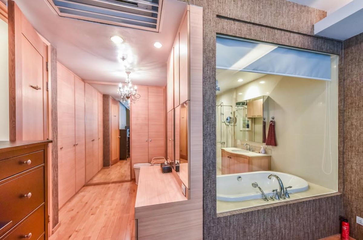 ให้เช่าคอนโดสาทร นราธิวาส : 03/04/2026, วิวใจกลางเมือง! 2 ห้องนอน The Empire Place ใกล้ BTS ช่องนนทรี 
เช่าเพียง 45,000 บาท/เดือน ขนาด 108 ตร.ม. พร้อมสิ่งอำนวยความสะดวกครบครัน! 0642748883