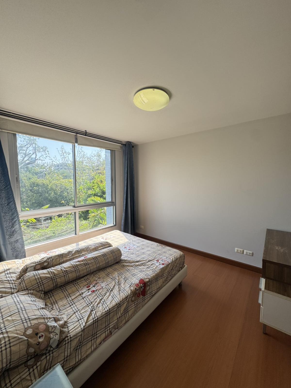 For SaleCondoSathorn, Narathiwat : 03/04/2026, Luxury condo 1 bedroom in the heart of Sathorn, close to BTS Lumpini
For sale 4.8 million THB / Rent 19,000 THB, fully equipped with facilities! 0642748883