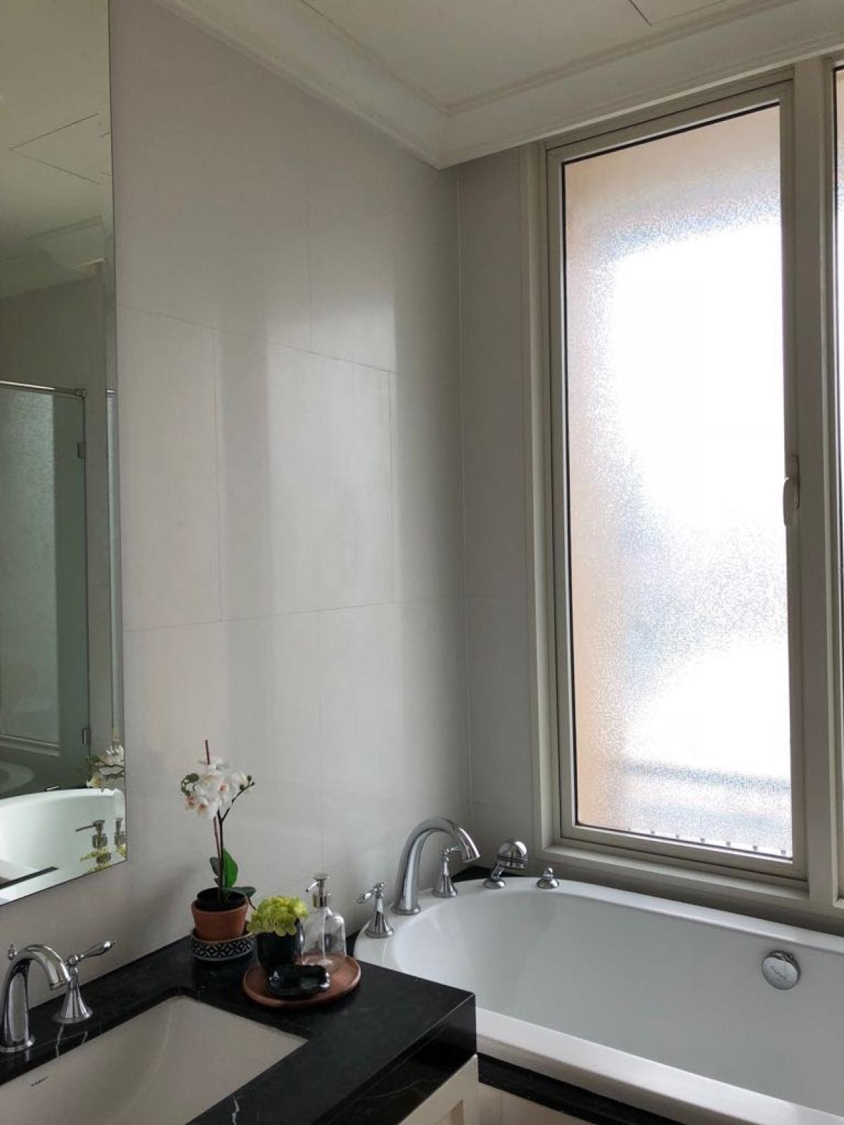 For SaleCondoSukhumvit, Asoke, Thonglor : 03/04/2026, Close to BTS Phrom Phong! Royce Private Residences 2 bedrooms 23 million
Luxury living in the city center with a swimming pool, fitness center, and English-style garden! 0642748883