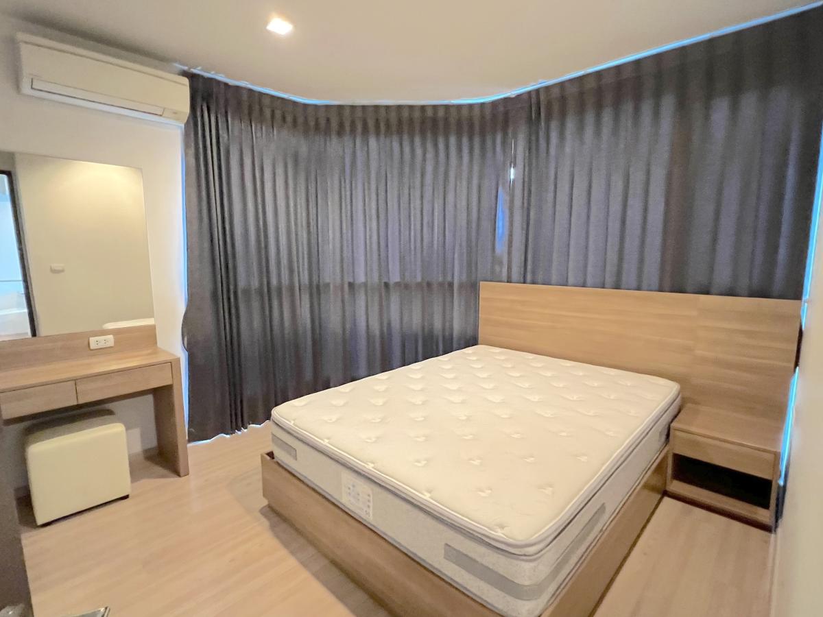 For SaleCondoSathorn, Narathiwat : 03/04/2026, Condo in the heart of Sathorn, 38 sq.m., special price 4.52 million THB, close to BTS Taksin Bridge!
Hurry to own this unit at RHYTHM Sathorn! 0642748883