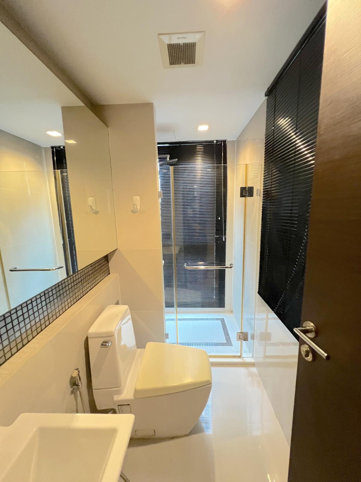 For SaleCondoSathorn, Narathiwat : 03/04/2026, Condo in the heart of Sathorn, 38 sq.m., special price 4.52 million THB, close to BTS Taksin Bridge!
Hurry to own this unit at RHYTHM Sathorn! 0642748883