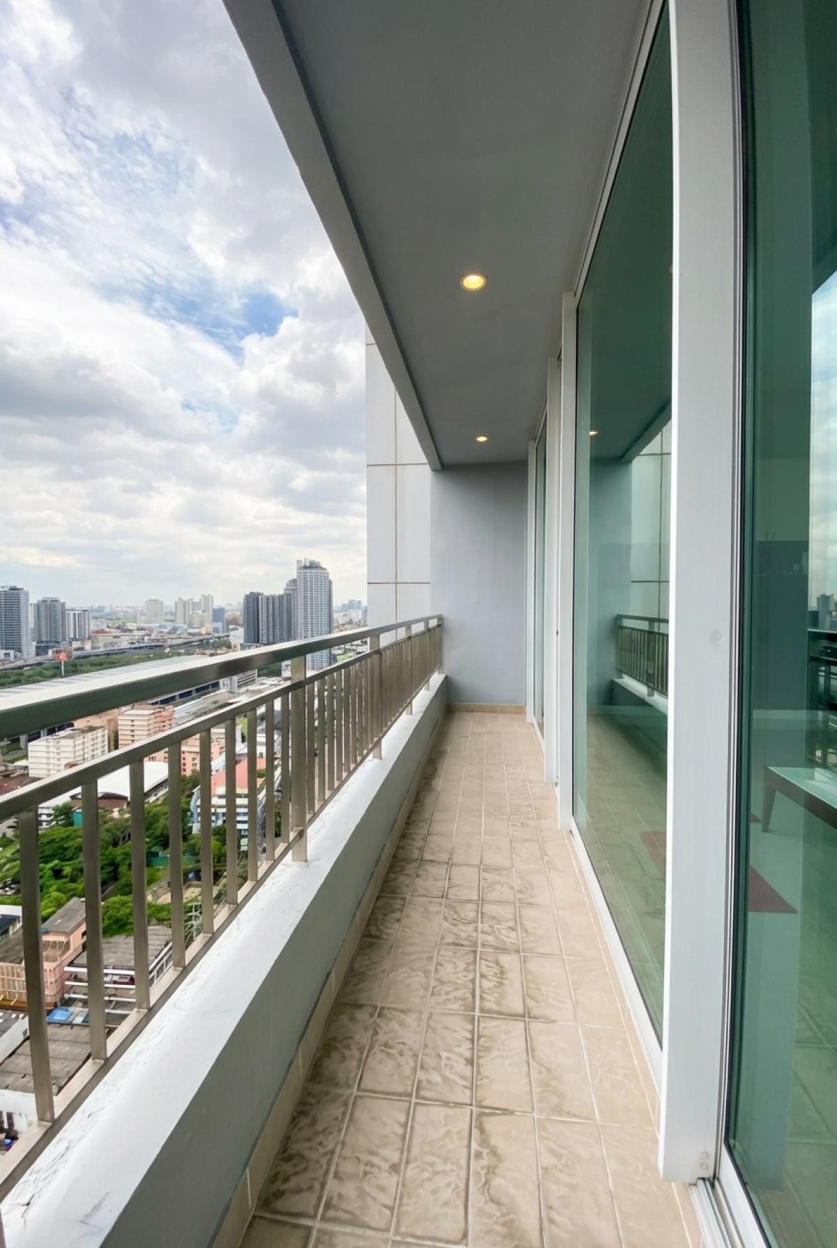 ขายคอนโดพระราม 9 เพชรบุรีตัดใหม่ RCA : 03/04/2026, หรูหรากว้างขวาง 3 ห้องนอน Circle Condominium ใจกลางเพชรบุรี 
ขาย 25.5 ล้าน หรือเช่าเพียง 85,000 บาท/เดือน พร้อมสิ่งอำนวยความสะดวกครบ! 0642748883