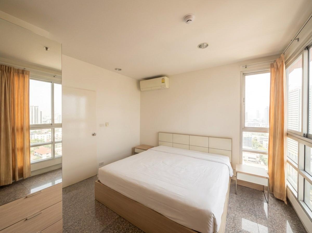 For RentCondoRatchathewi,Phayathai : 03/04/2026, Rent a 2-bedroom condo near BTS Phaya Thai for 26,000 baht
Located in the city center, close to Siam Paragon-Chulalongkorn University, with complete amenities! 0642748883