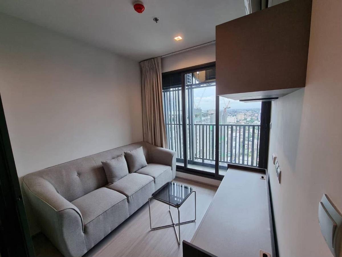 For RentCondoLadprao, Central Ladprao : 03/04/2026, Rent Life Ladprao 1 bedroom 35 sq.m. near BTS/MRT starting from 18,000 Baht/month.
With a swimming pool, fitness center, and fully equipped amenities! 0642748883
