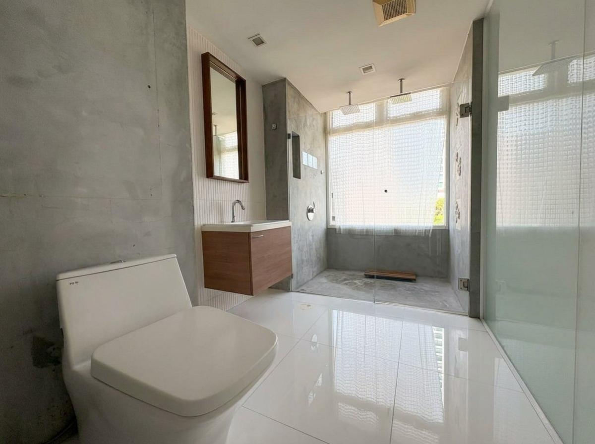 For SaleCondoWongwianyai, Charoennakor : 03/04/2026, Luxury condo 1 bedroom 81.5 sq.m. Convenient travel BTS Krung Thonburi
For sale 6.29 million / Rent 23,500 baht with complete amenities! 0642748883