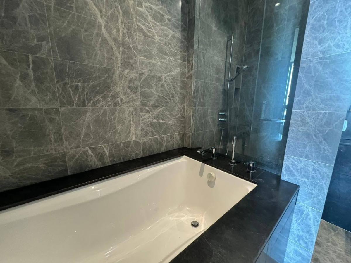 For RentCondoWitthayu, Chidlom, Langsuan, Ploenchit : 03/04/2026, Luxury 3-Bed Condo @28 Chidlom – Prime BTS Access!
127 sqm, Pool, Gym, Near Central World – Rent 155K THB! 0642748883