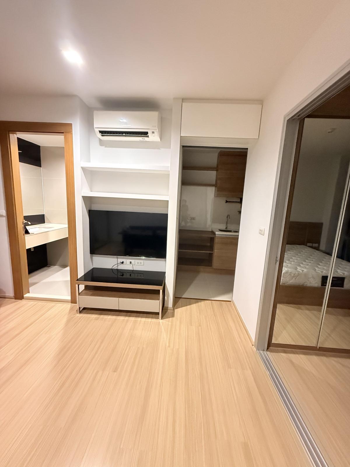 For RentCondoRatchadapisek, Huaikwang, Suttisan : 03/04/2026, Rent a condo at RHYTHM Ratchada-Huaikhwang, 1 bedroom for only 18,000 Baht/month!
Near MRT Huai Khwang, convenient for all travel and fully equipped with amenities! 0642748883