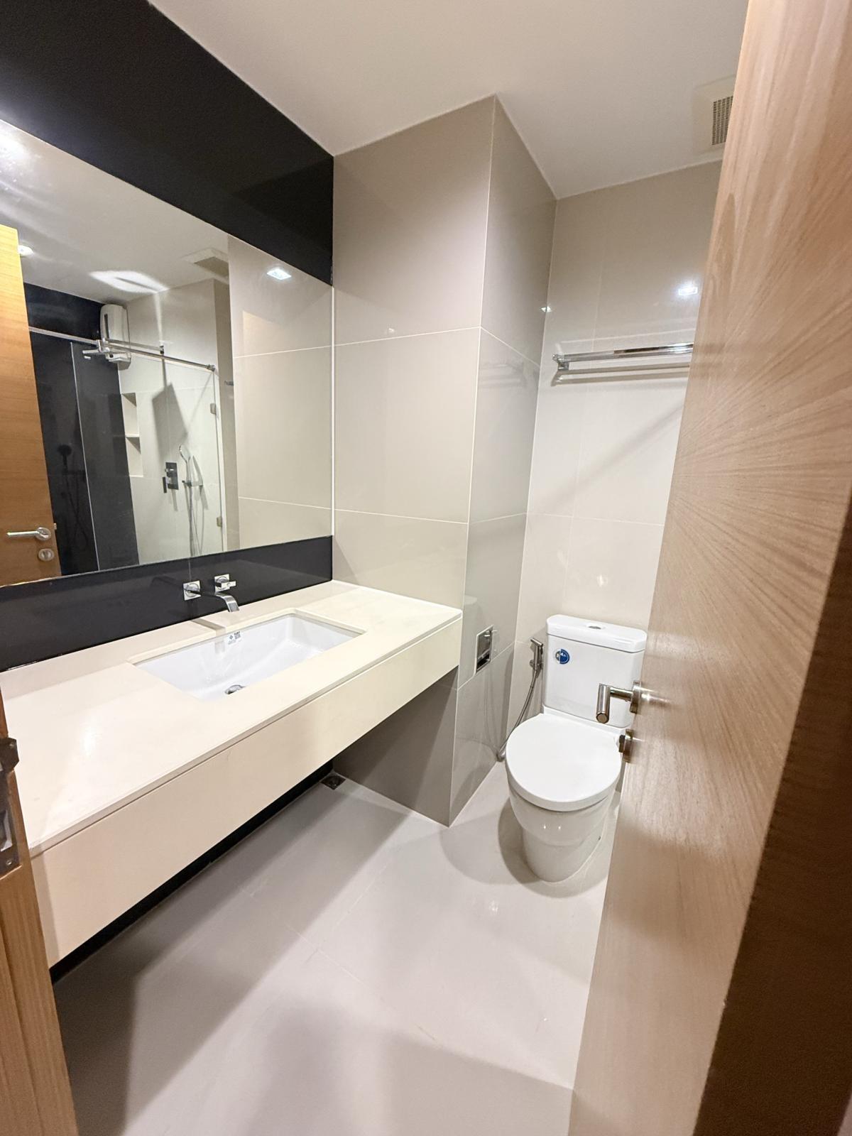 For RentCondoRatchadapisek, Huaikwang, Suttisan : 03/04/2026, Rent a condo at RHYTHM Ratchada-Huaikhwang, 1 bedroom for only 18,000 Baht/month!
Near MRT Huai Khwang, convenient for all travel and fully equipped with amenities! 0642748883