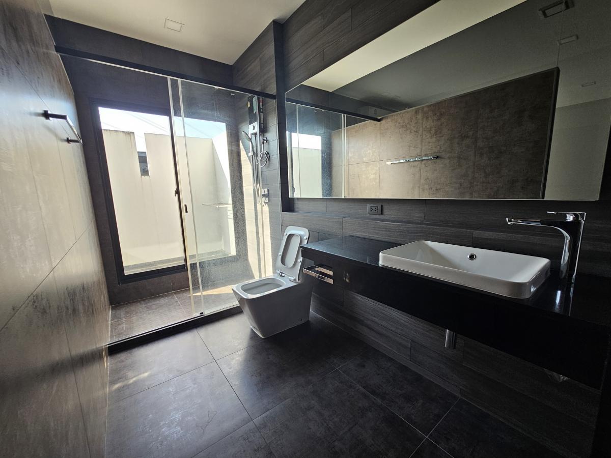 ให้เช่าทาวน์โฮมบางนา แบริ่ง ลาซาล : 03/04/2026, บ้านสวย 3 ห้องนอนใหญ่ กลางทำเลทอง บางนา กม.7 พร้อมที่ดินกว้าง 
โอกาสเป็นเจ้าของบ้านคุณภาพ สำหรับครอบครัว ลงตัวทุกการใช้ชีวิต 0642748883