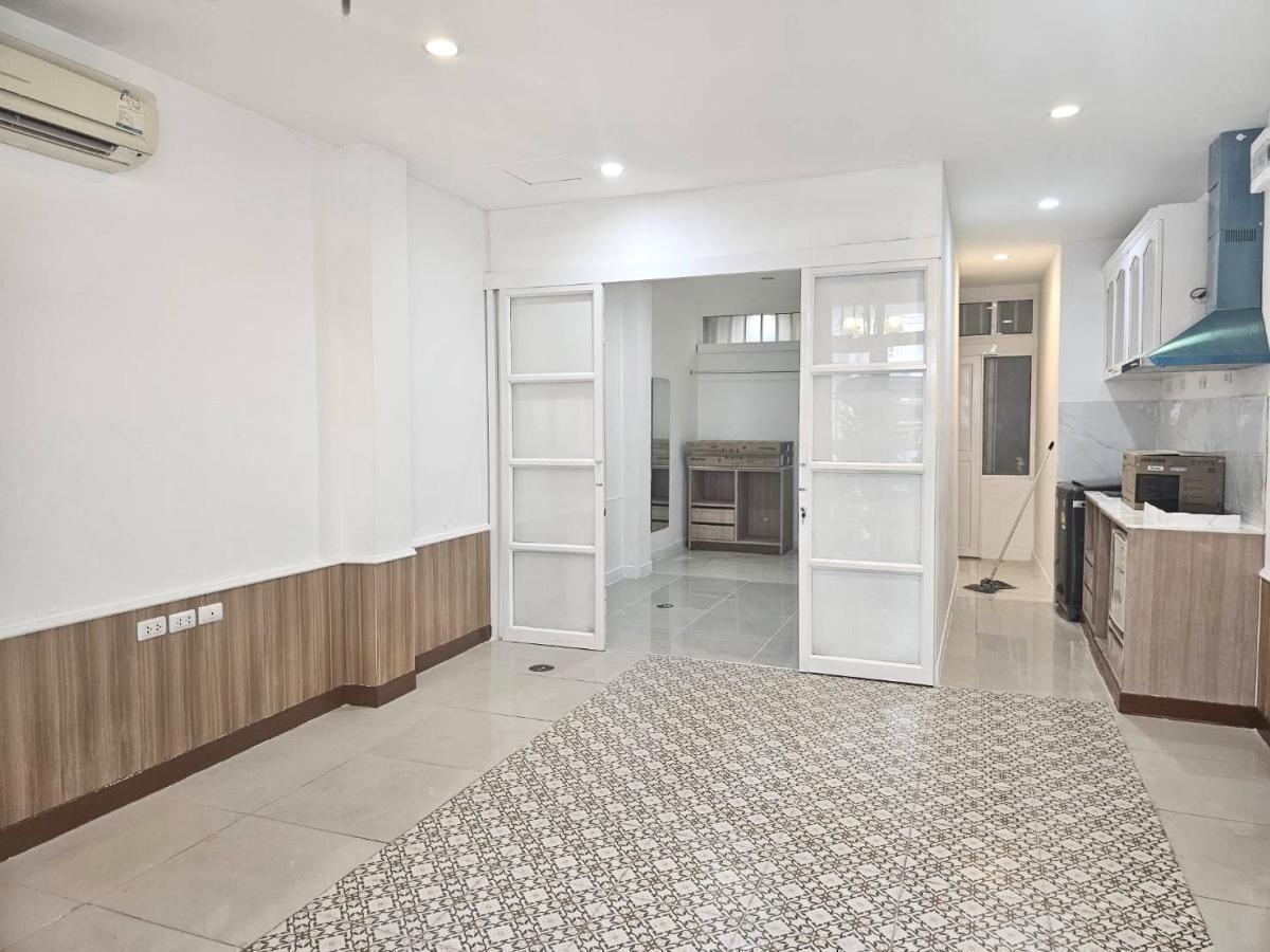 ให้เช่าอาคารพาณิชย์รัชดา ห้วยขวาง : 03/04/2026, ทำเลทองใจกลางรัชดา 1 ห้องนอน ใกล้ MRT พร้อมเช่า 25,000 บาทต่อเดือน 
ช้อปเฮ้าส์สุดคุ้ม 40 ตร.ม. ลงทุนหรืออยู่อาศัย เริ่มต้นชีวิตใหม่ได้ทันที 0642748883