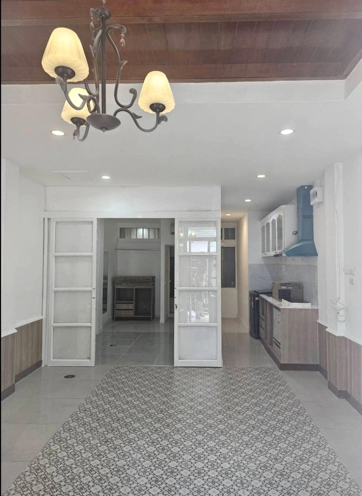 ให้เช่าอาคารพาณิชย์รัชดา ห้วยขวาง : 03/04/2026, ทำเลทองใจกลางรัชดา 1 ห้องนอน ใกล้ MRT พร้อมเช่า 25,000 บาทต่อเดือน 
ช้อปเฮ้าส์สุดคุ้ม 40 ตร.ม. ลงทุนหรืออยู่อาศัย เริ่มต้นชีวิตใหม่ได้ทันที 0642748883