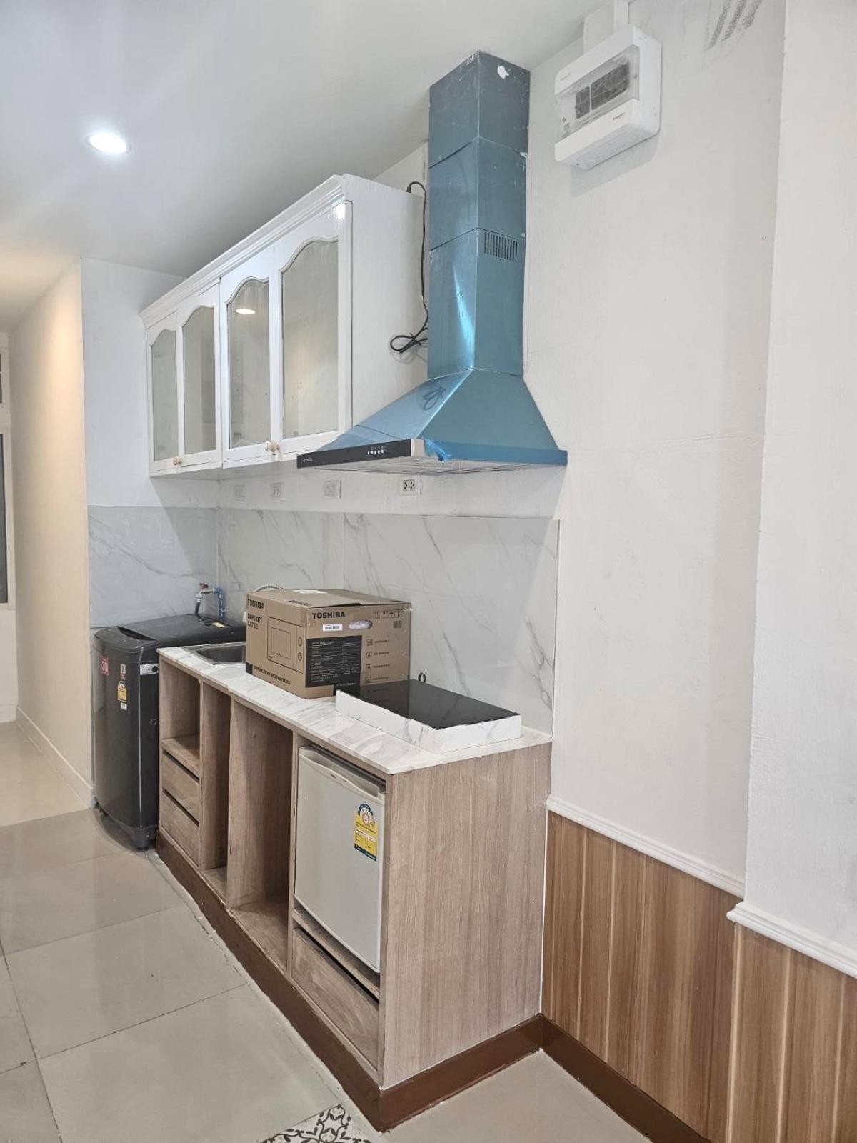 ให้เช่าอาคารพาณิชย์รัชดา ห้วยขวาง : 03/04/2026, ทำเลทองใจกลางรัชดา 1 ห้องนอน ใกล้ MRT พร้อมเช่า 25,000 บาทต่อเดือน 
ช้อปเฮ้าส์สุดคุ้ม 40 ตร.ม. ลงทุนหรืออยู่อาศัย เริ่มต้นชีวิตใหม่ได้ทันที 0642748883