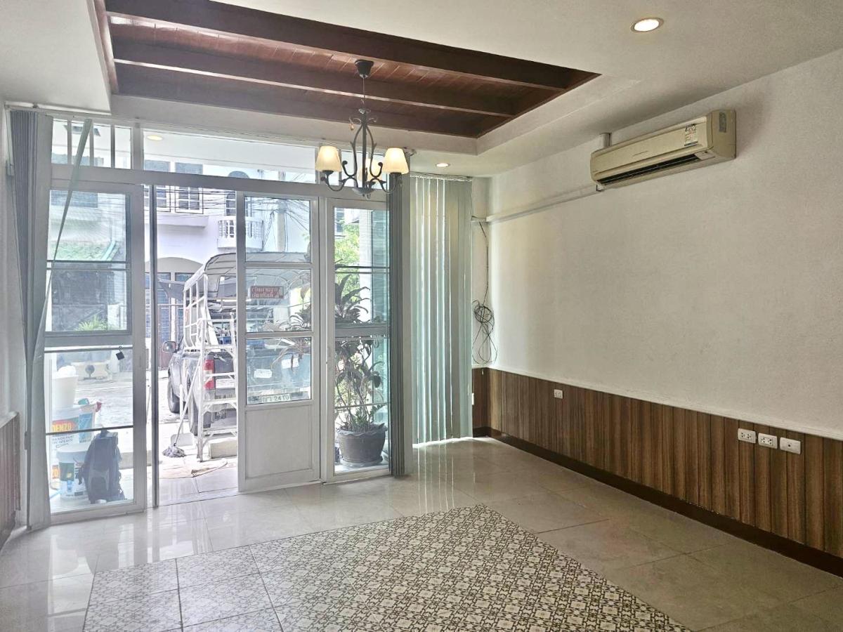 ให้เช่าอาคารพาณิชย์รัชดา ห้วยขวาง : 03/04/2026, ทำเลทองใจกลางรัชดา 1 ห้องนอน ใกล้ MRT พร้อมเช่า 25,000 บาทต่อเดือน 
ช้อปเฮ้าส์สุดคุ้ม 40 ตร.ม. ลงทุนหรืออยู่อาศัย เริ่มต้นชีวิตใหม่ได้ทันที 0642748883