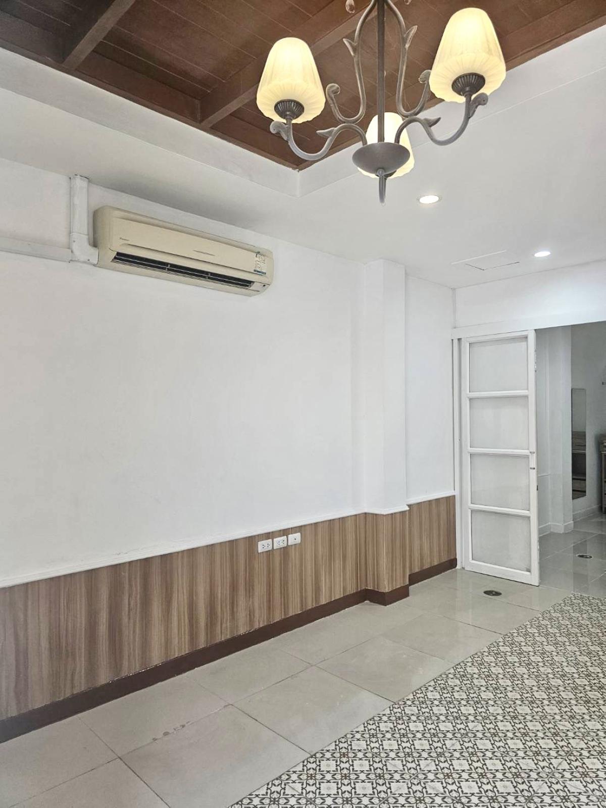 ให้เช่าอาคารพาณิชย์รัชดา ห้วยขวาง : 03/04/2026, ทำเลทองใจกลางรัชดา 1 ห้องนอน ใกล้ MRT พร้อมเช่า 25,000 บาทต่อเดือน 
ช้อปเฮ้าส์สุดคุ้ม 40 ตร.ม. ลงทุนหรืออยู่อาศัย เริ่มต้นชีวิตใหม่ได้ทันที 0642748883