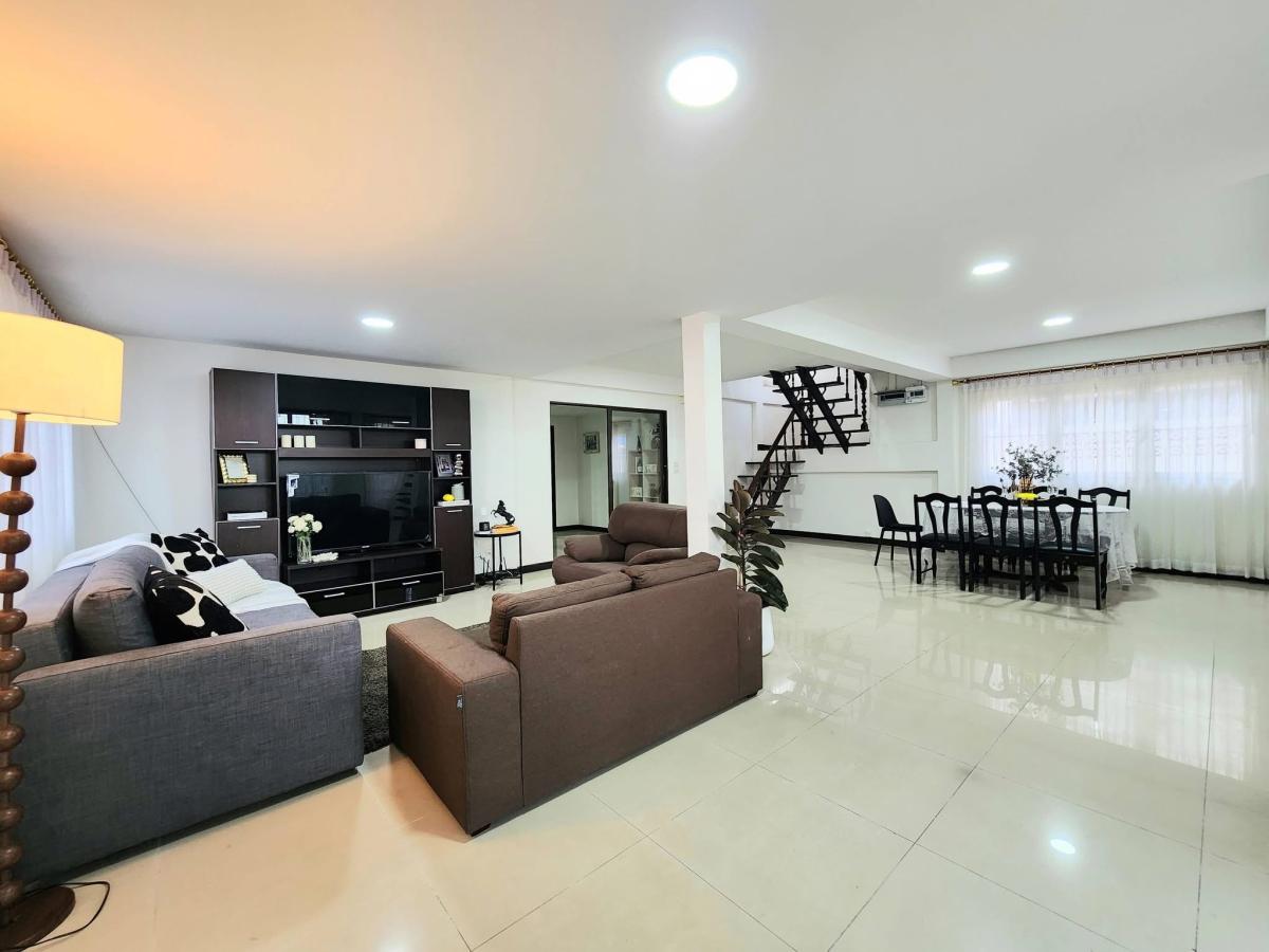 For RentHouseRatchadapisek, Huaikwang, Suttisan : 24/03/2026, Luxury detached house with 6 bedrooms in the heart of Huai Khwang. 
Ready to move in, near MRT and leading international schools 0642748883