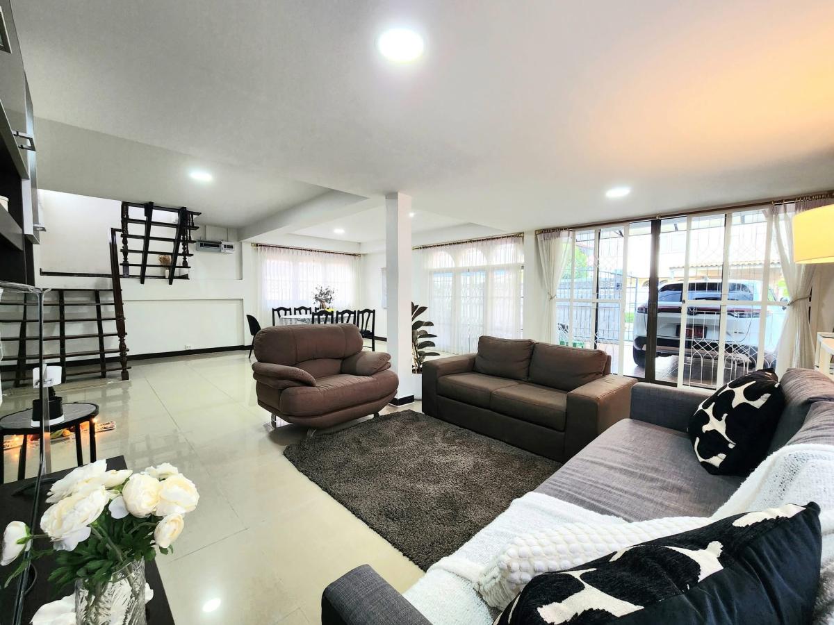 For RentHouseRatchadapisek, Huaikwang, Suttisan : 24/03/2026, Luxury detached house with 6 bedrooms in the heart of Huai Khwang. 
Ready to move in, near MRT and leading international schools 0642748883