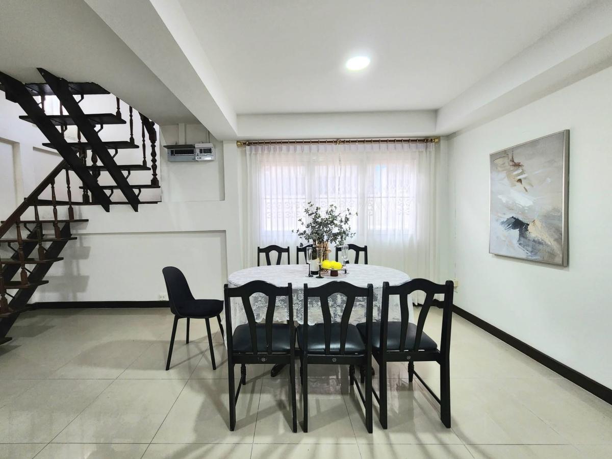 For RentHouseRatchadapisek, Huaikwang, Suttisan : 24/03/2026, Luxury detached house with 6 bedrooms in the heart of Huai Khwang. 
Ready to move in, near MRT and leading international schools 0642748883