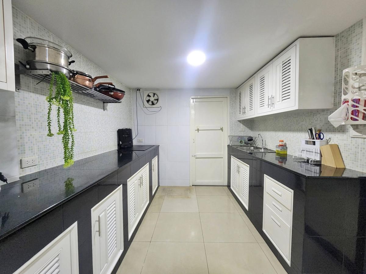 For RentHouseRatchadapisek, Huaikwang, Suttisan : 24/03/2026, Luxury detached house with 6 bedrooms in the heart of Huai Khwang. 
Ready to move in, near MRT and leading international schools 0642748883