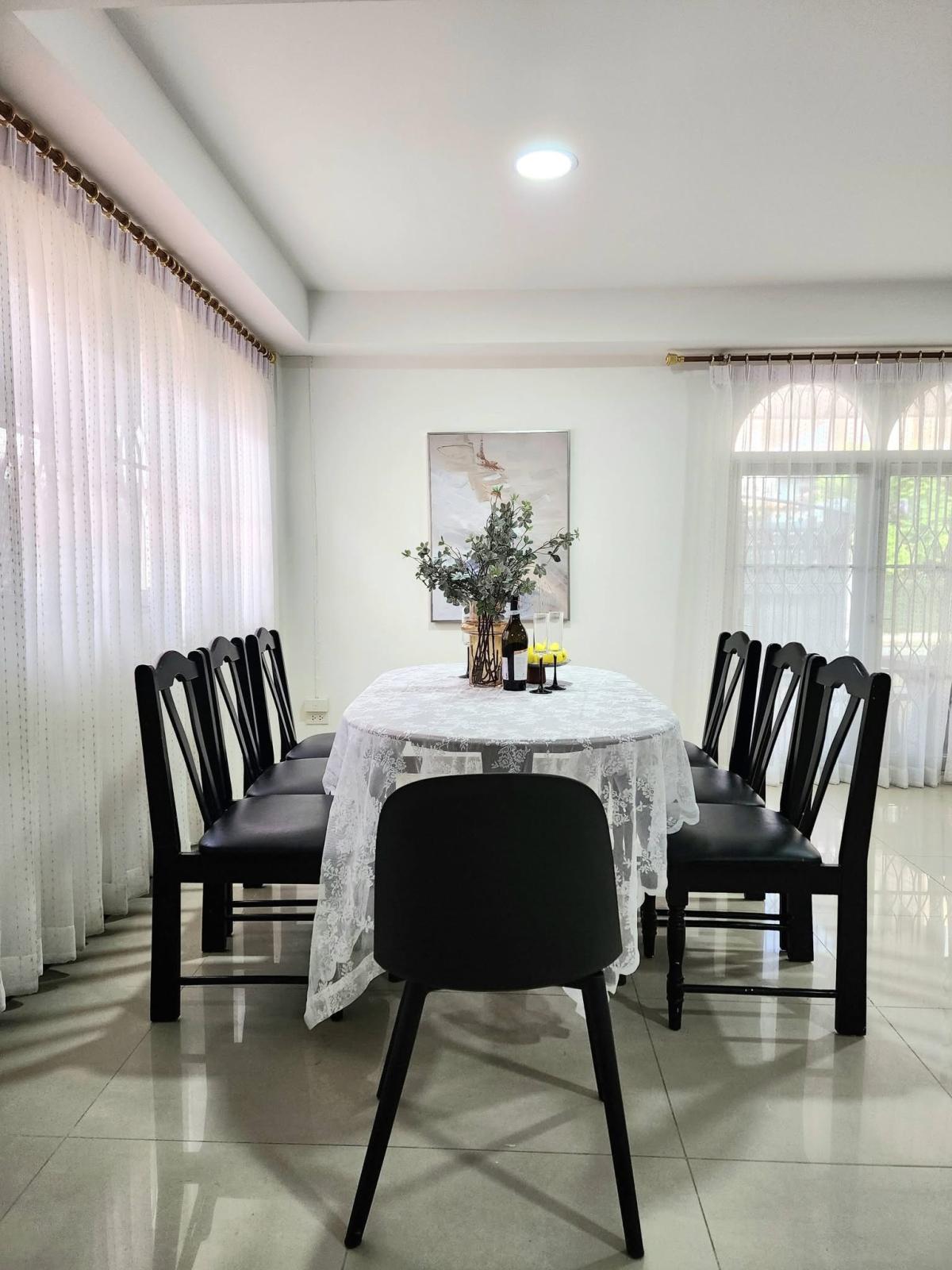 For RentHouseRatchadapisek, Huaikwang, Suttisan : 24/03/2026, Luxury detached house with 6 bedrooms in the heart of Huai Khwang. 
Ready to move in, near MRT and leading international schools 0642748883