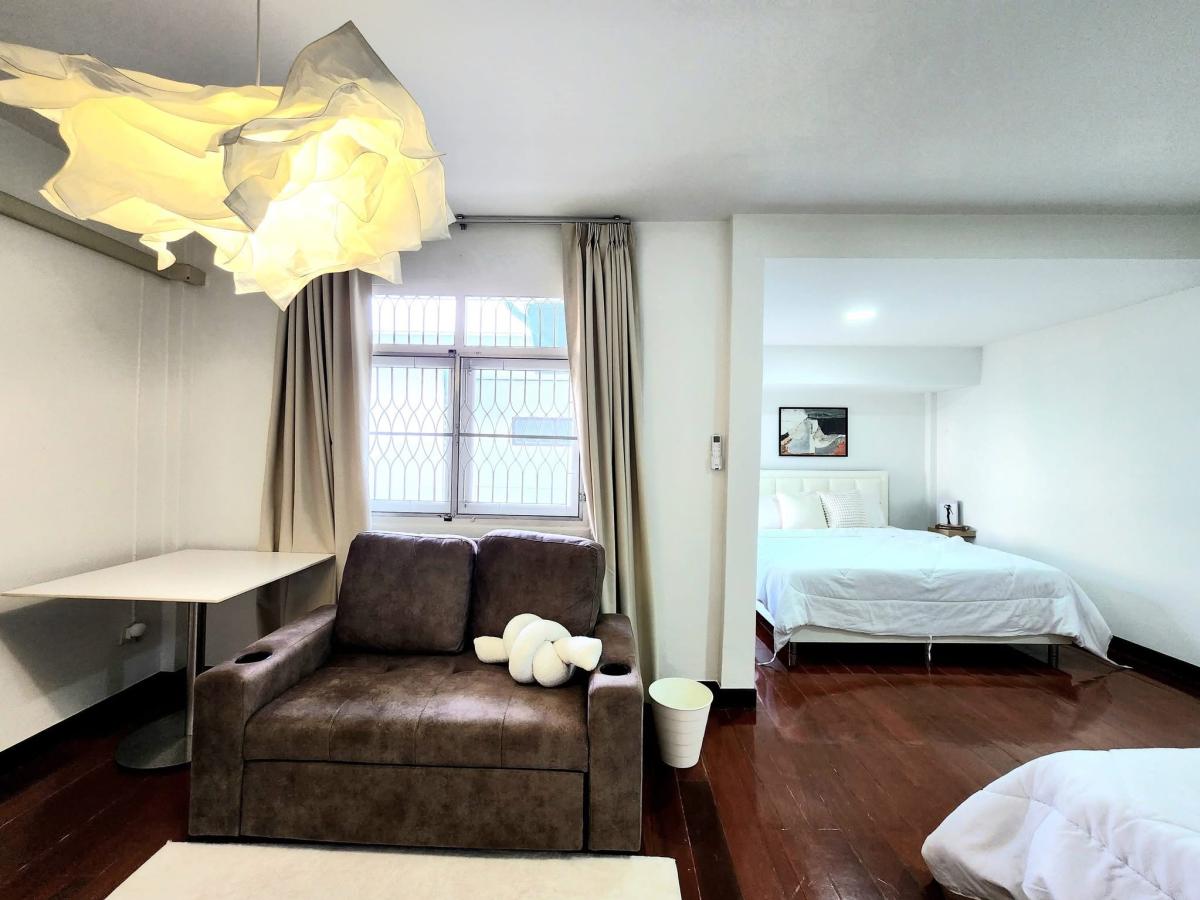 For RentHouseRatchadapisek, Huaikwang, Suttisan : 24/03/2026, Luxury detached house with 6 bedrooms in the heart of Huai Khwang. 
Ready to move in, near MRT and leading international schools 0642748883