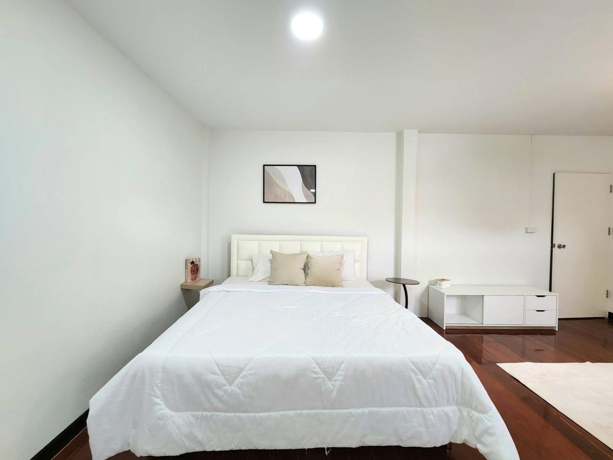 For RentHouseRatchadapisek, Huaikwang, Suttisan : 24/03/2026, Luxury detached house with 6 bedrooms in the heart of Huai Khwang. 
Ready to move in, near MRT and leading international schools 0642748883