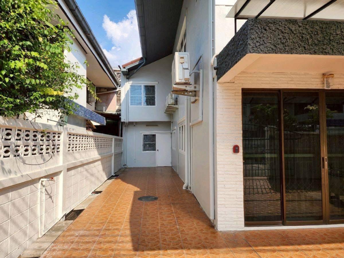 For RentHouseRatchadapisek, Huaikwang, Suttisan : 24/03/2026, Luxury detached house with 6 bedrooms in the heart of Huai Khwang. 
Ready to move in, near MRT and leading international schools 0642748883