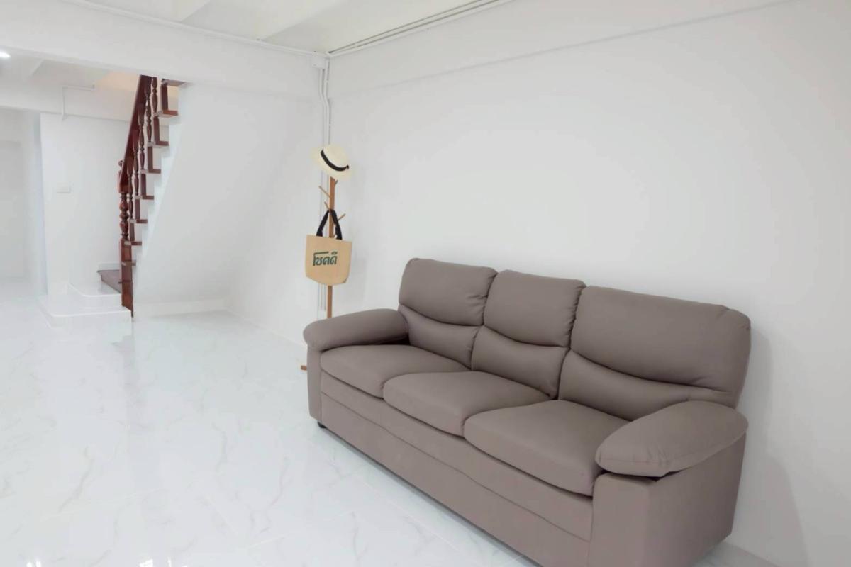 ขายทาวน์โฮมวิภาวดี ดอนเมือง หลักสี่ : ขายทาวน์เฮ้าส์/ทาวน์โฮม  ปิ่นเจริญ 3 หน้ากว้าง รีโนเวทใหม่ สีกัน เขต ดอนเมือง กรุงเทพ CX-150818