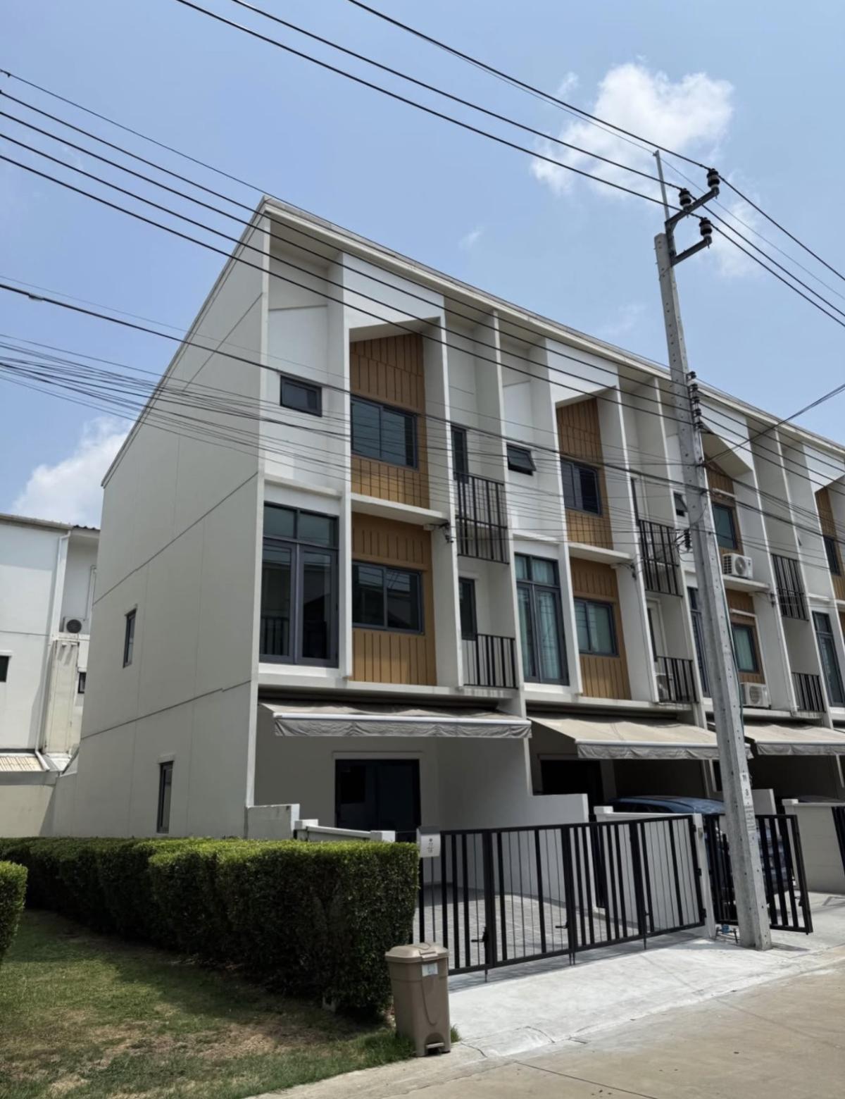 ขายทาวน์โฮมลาดกระบัง สุวรรณภูมิ : ขายทาวน์เฮ้าส์/ทาวน์โฮม  เพล็กซ์ อ่อนนุช - วงแหวน ห้องมุม รีโนเวทใหม่ ดอกไม้ เขต ประเวศ กรุงเทพ CX-150662