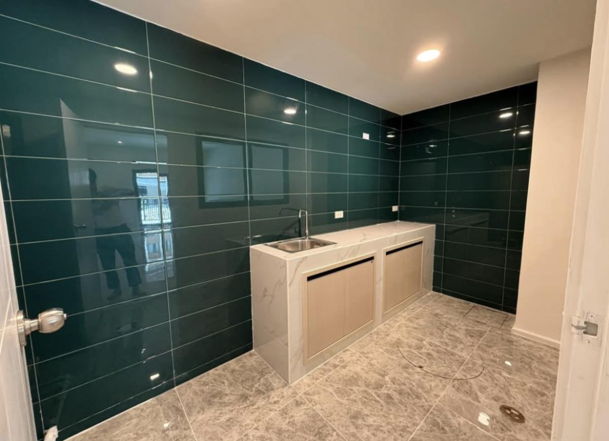 ขายทาวน์โฮมลาดกระบัง สุวรรณภูมิ : ขายทาวน์เฮ้าส์/ทาวน์โฮม  เพล็กซ์ อ่อนนุช - วงแหวน ห้องมุม รีโนเวทใหม่ ดอกไม้ เขต ประเวศ กรุงเทพ CX-150662