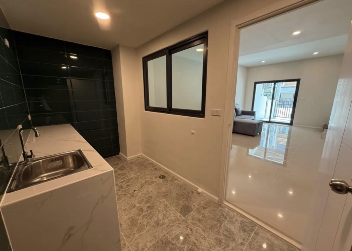 ขายทาวน์โฮมลาดกระบัง สุวรรณภูมิ : ขายทาวน์เฮ้าส์/ทาวน์โฮม  เพล็กซ์ อ่อนนุช - วงแหวน ห้องมุม รีโนเวทใหม่ ดอกไม้ เขต ประเวศ กรุงเทพ CX-150662